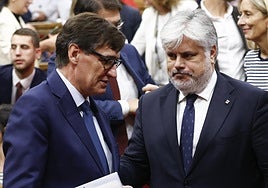 El presidente de la Generalitat, Salvador Illa, conversa con el presidente del grupo parlamentario de Junts, Albert Batet.