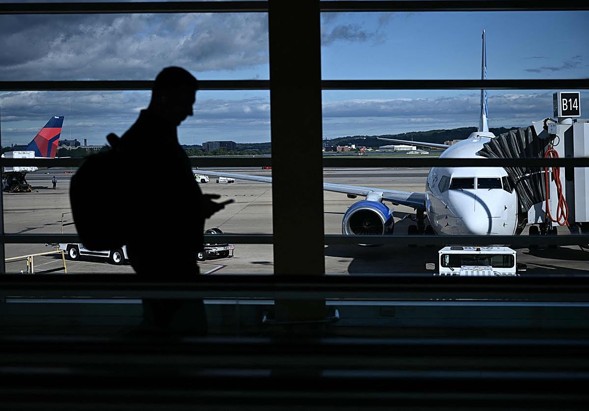 Un pasajero en el aeropuerto Ronald Reagan.
