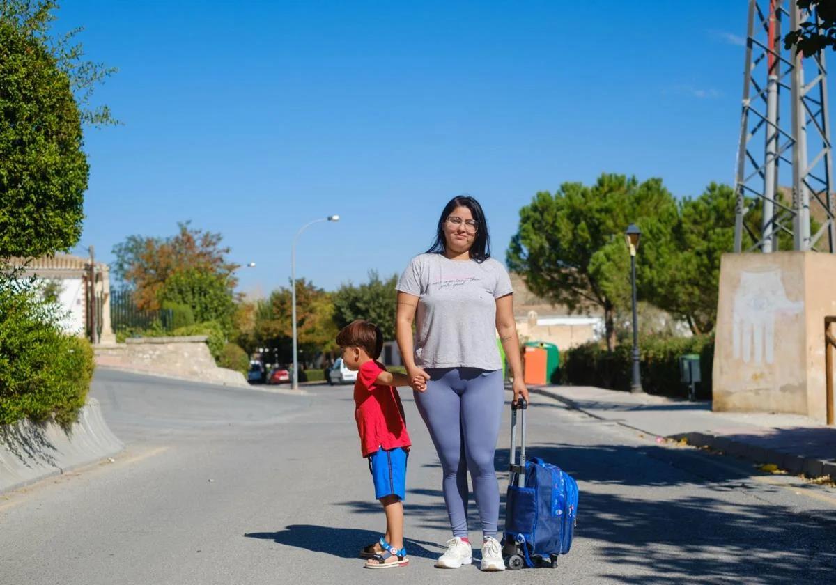 Aarón y su madre esperan cada mañana en La Malahá un transporte para ir al colegio en Escúzar, pero nunca llega.