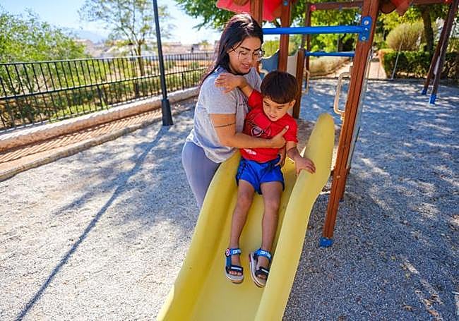 Aarón y su madre en un parque infantil de La Malahá.