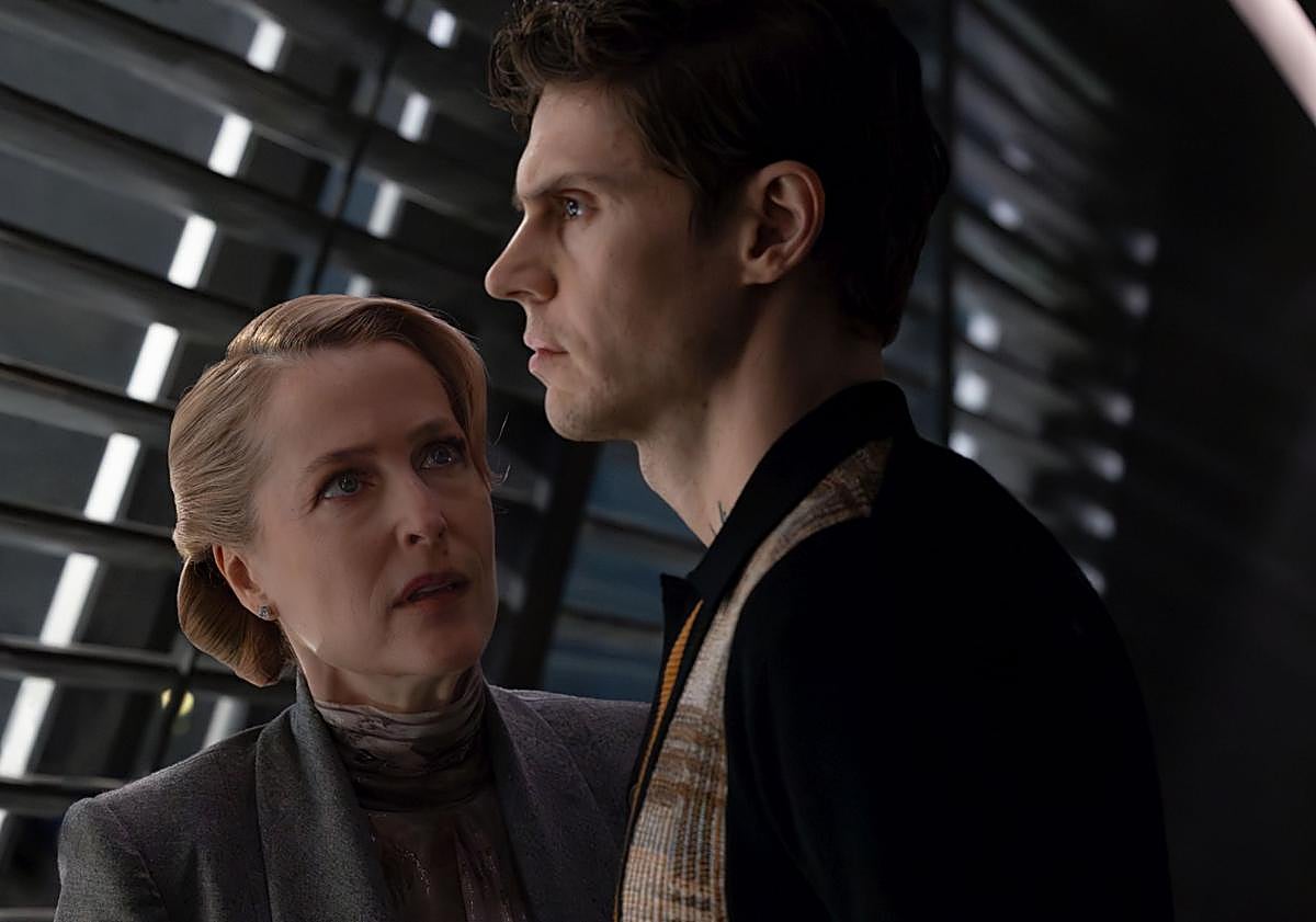 Imagen principal - Arriba, Gillian Anderson y Evan Peters; debajo, Arturo Castro como Seth Flores y Greta Lee como Eva Kim, y Jodie Turner-Smith, como Athena.