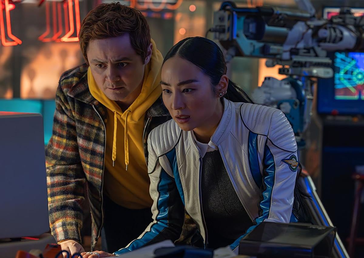 Imagen secundaria 1 - Arriba, Gillian Anderson y Evan Peters; debajo, Arturo Castro como Seth Flores y Greta Lee como Eva Kim, y Jodie Turner-Smith, como Athena.