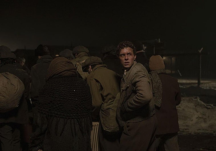 Arón Piper, como el capitán Reyes, a su llegada al gulag.