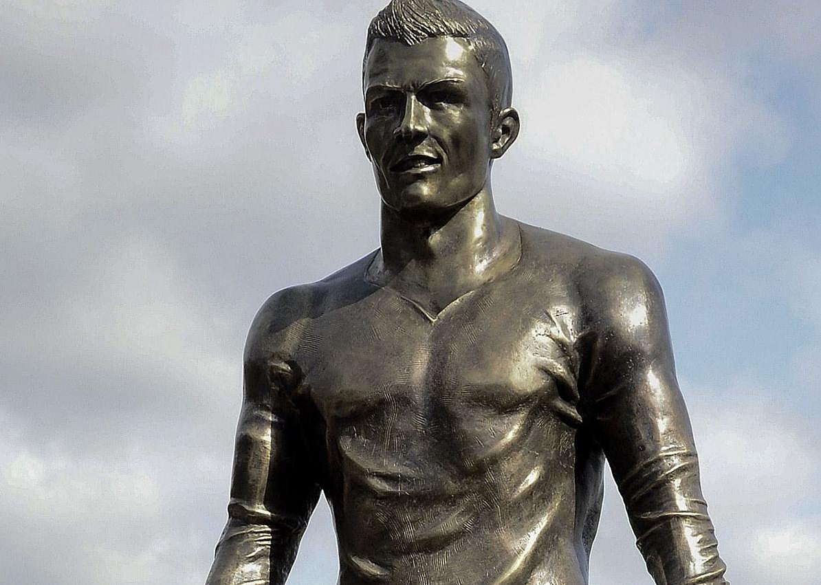 Imagen secundaria 1 - Gimnasios, estatuas y línea de ropa interior a mayor gloria de CR7.