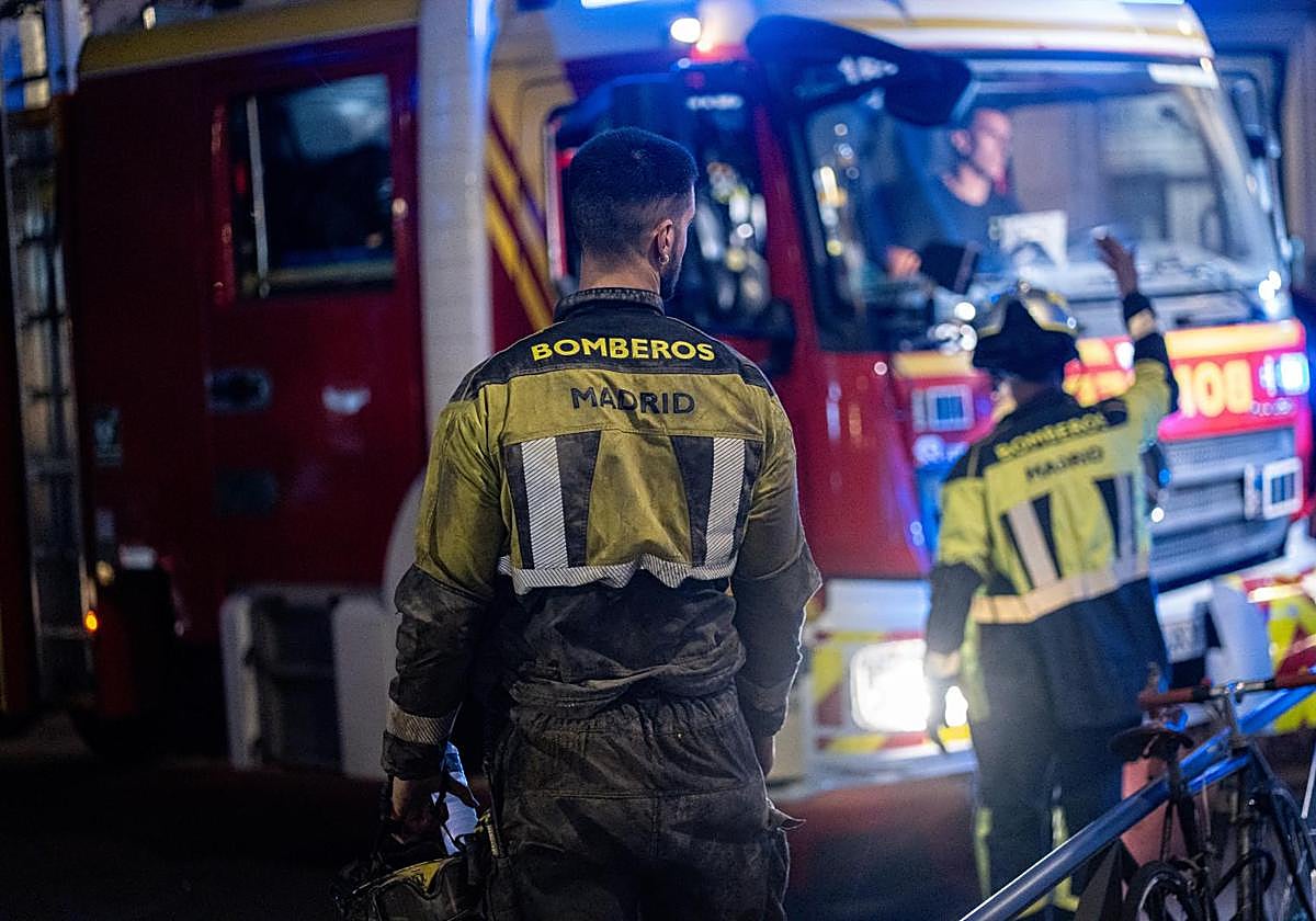 Los bomberos, en el lugar de los hechos.