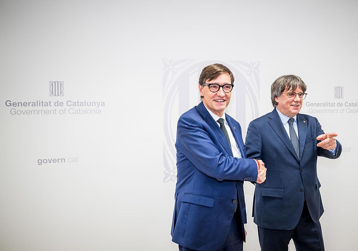 Salvadir Illa (izq), y Carles Puigdemont (der)