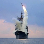 Un misil de ataque Tomahawk es lanzado desde una nave estadounidense.