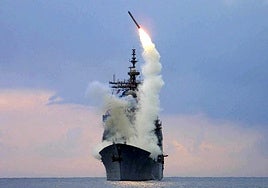 Un misil de ataque Tomahawk es lanzado desde una nave estadounidense.