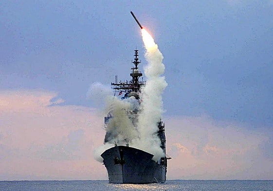 Un misil de ataque Tomahawk es lanzado desde una nave estadounidense.