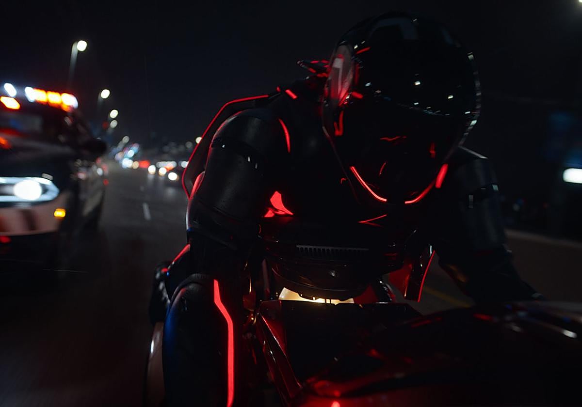 En 'Tron: Ares', la emblemática moto de la ficción protagoniza una persecución por las calles de Vancouver.