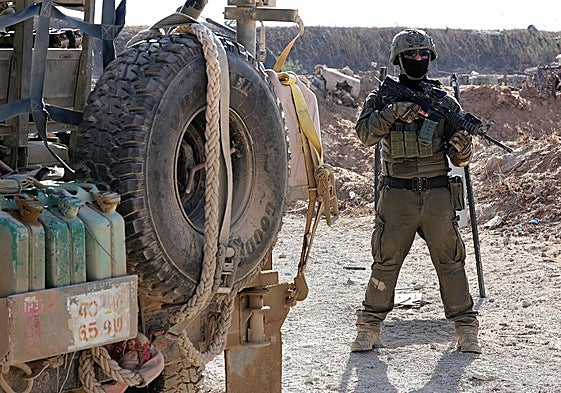 Un soldado israelí en Gaza City.