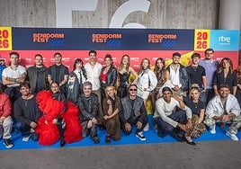 Foto de familia con los artistas que forman parte de las 18 candidaturas al Benidorm Fest 2026.