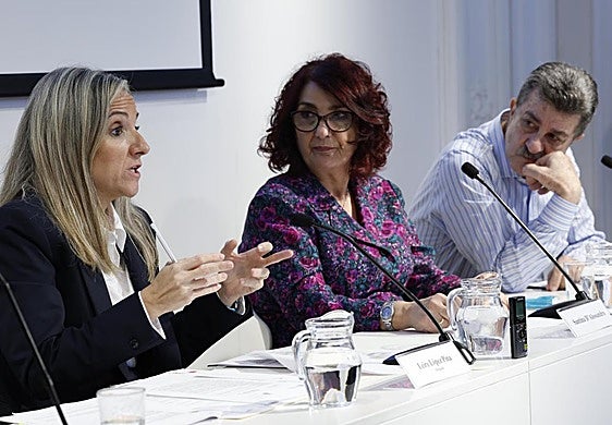 Santina D'Alessandro y Pippo Biondo, los padres de Mario Biondo, el marido de la presentadora de televisión Raquel Sánchez, que fue hallado ahorcado en su casa de Madrid en mayo de 2013, junto a la abogada Leire López.