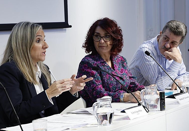 Santina D'Alessandro y Pippo Biondo, los padres de Mario Biondo, el marido de la presentadora de televisión Raquel Sánchez, que fue hallado ahorcado en su casa de Madrid en mayo de 2013, junto a la abogada Leire López.