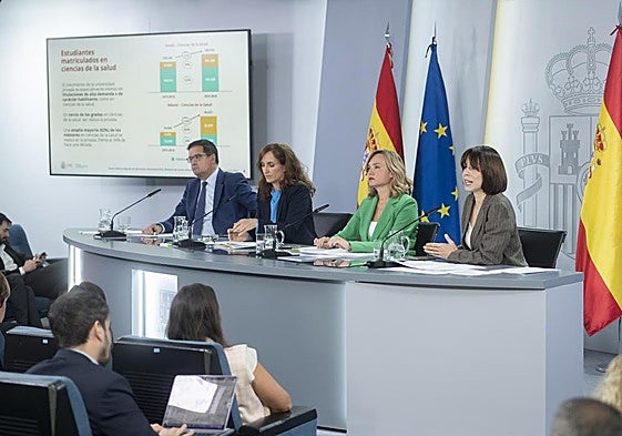 El ministro de Transformación Digital y Función Pública, Óscar López; la ministra de Sanidad, Mónica García; la ministra de Educación, Formación Profesional y Deportes y portavoz del Gobierno, Pilar Alegría, y la ministra de Ciencia, Innovación y Universidades, Diana Morant.