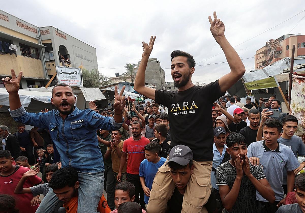 Celebración por las calles de Khan Younis.