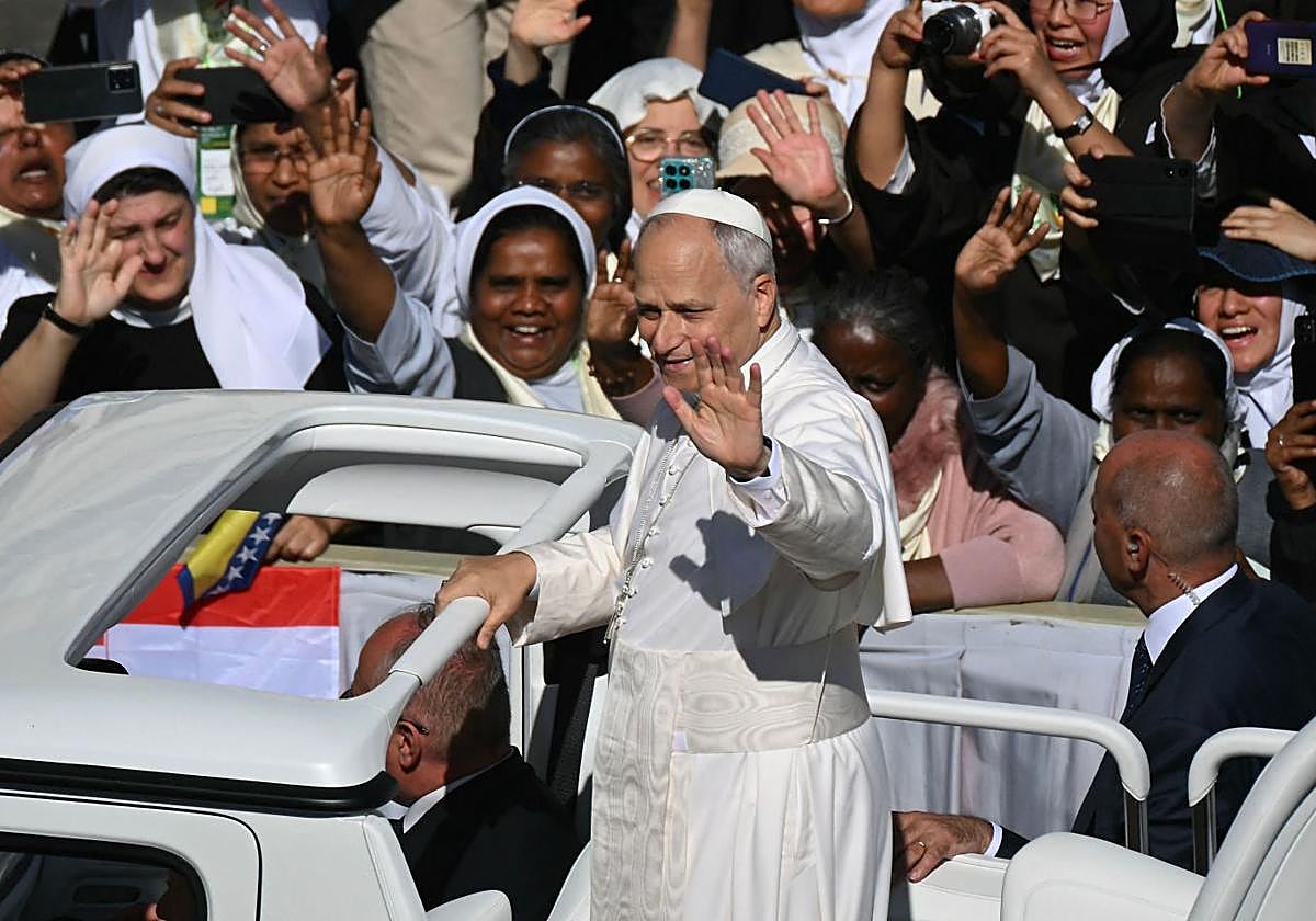 El Papa saluda a los peregrinos reunidos ayer en el Vaticano.