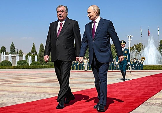 Vladímir Putin al ser recibido este jueves por el presidente de Tayikistán, Emomali Rahmon.