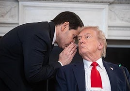 Instante en que el secretario de Estado Marco Rubio comunica a Trump la consecución del acuerdo.