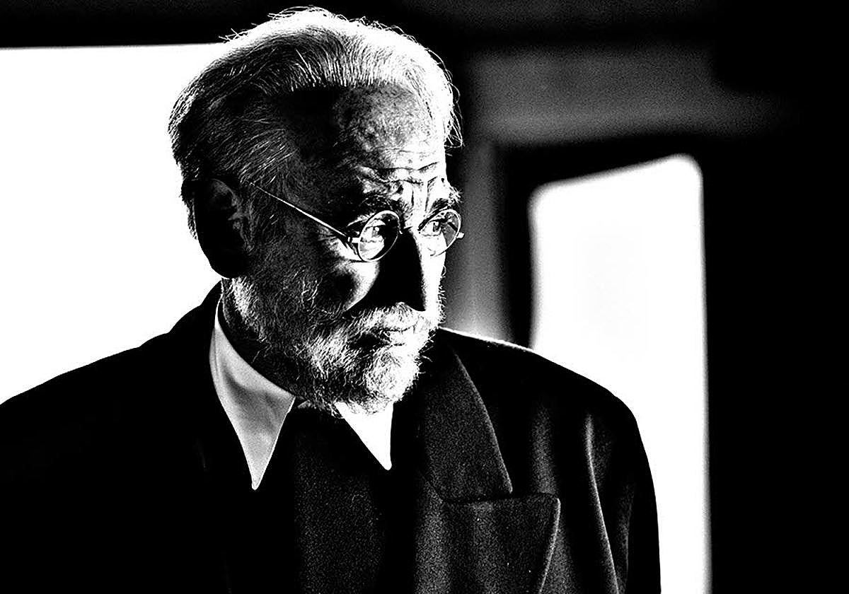 Karra Elejalde como Miguel e Unamuno en un fotograma de «Mientras dure la guerra», de Alejandro Amenábar.