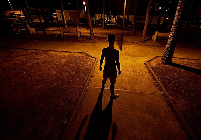 Un pandillero, en un parque de un pueblo de Valencia.