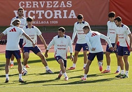 Los jugadores de la selección española, durante el entrenamiento de este viernes en la Ciudad del Fútbol de Las Rozas.
