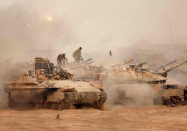 Una columna de tanques se repliega a la frontera entre Gaza e Israel.