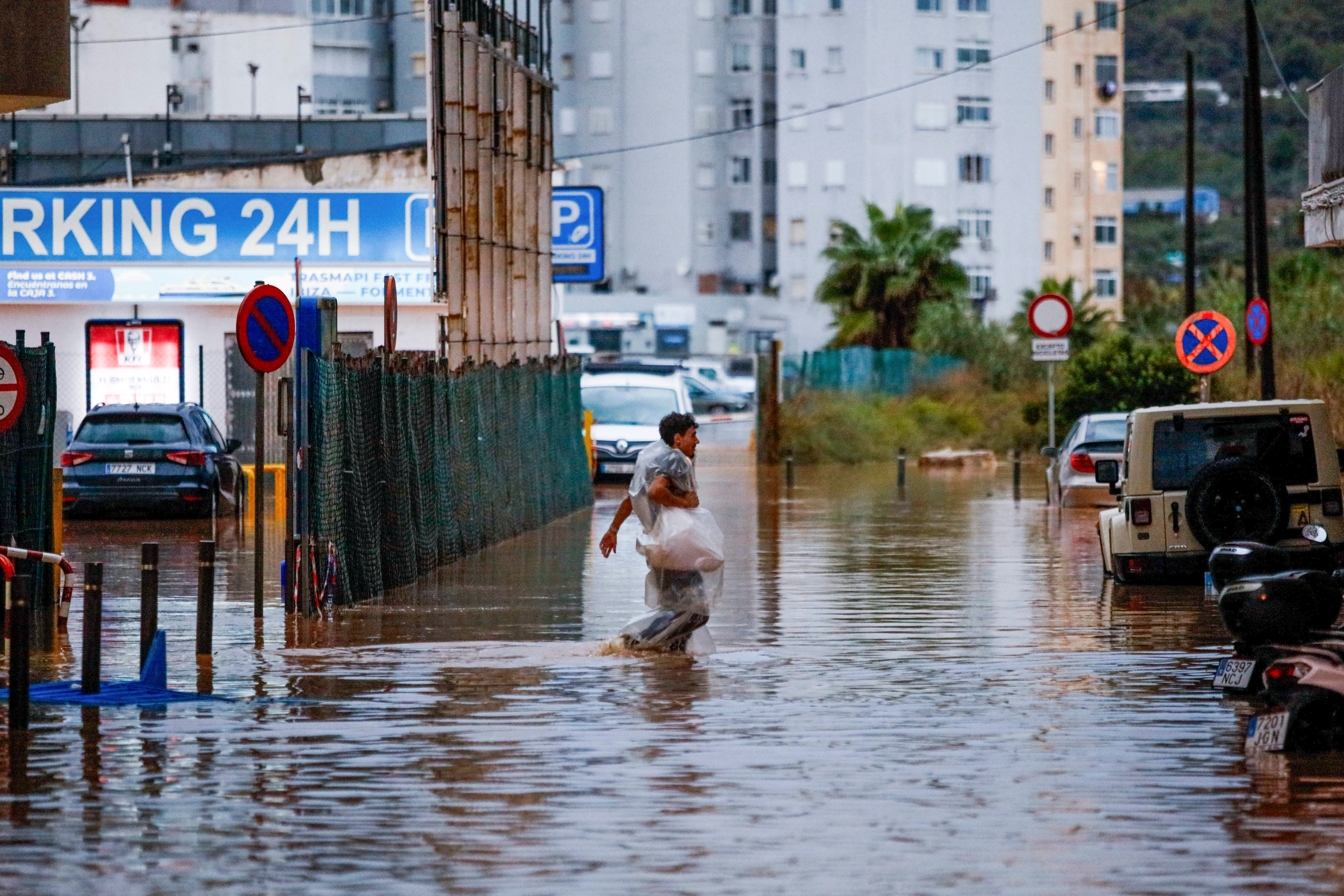 Hombre pasea por calles inundadas como consecuencia de la dana 'Alice'.