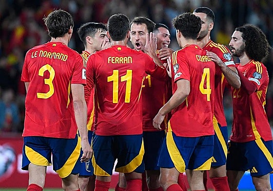 Los jugadores de España celebran el gol de Oyarzabal.