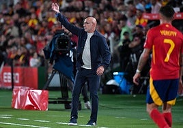 Luis de la Fuente da instrucciones durante el partido.