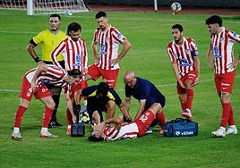 Ilias Kostis siendo atendido por el cuerpo médico del Atlético.