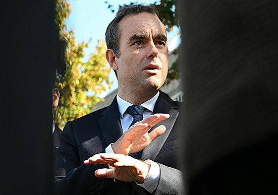 Sébastien Lecornu habla con la prensa tras visitar una comisaría de Policía en la periferia sur de París.