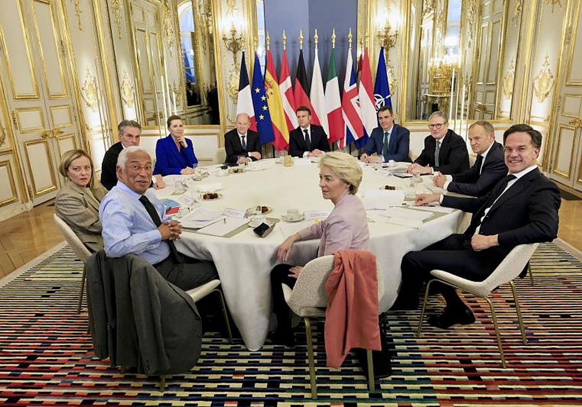 El presidente del Gobierno, Pedro Sánchez, durante una reunión en Londres junto a líderes europeos.
