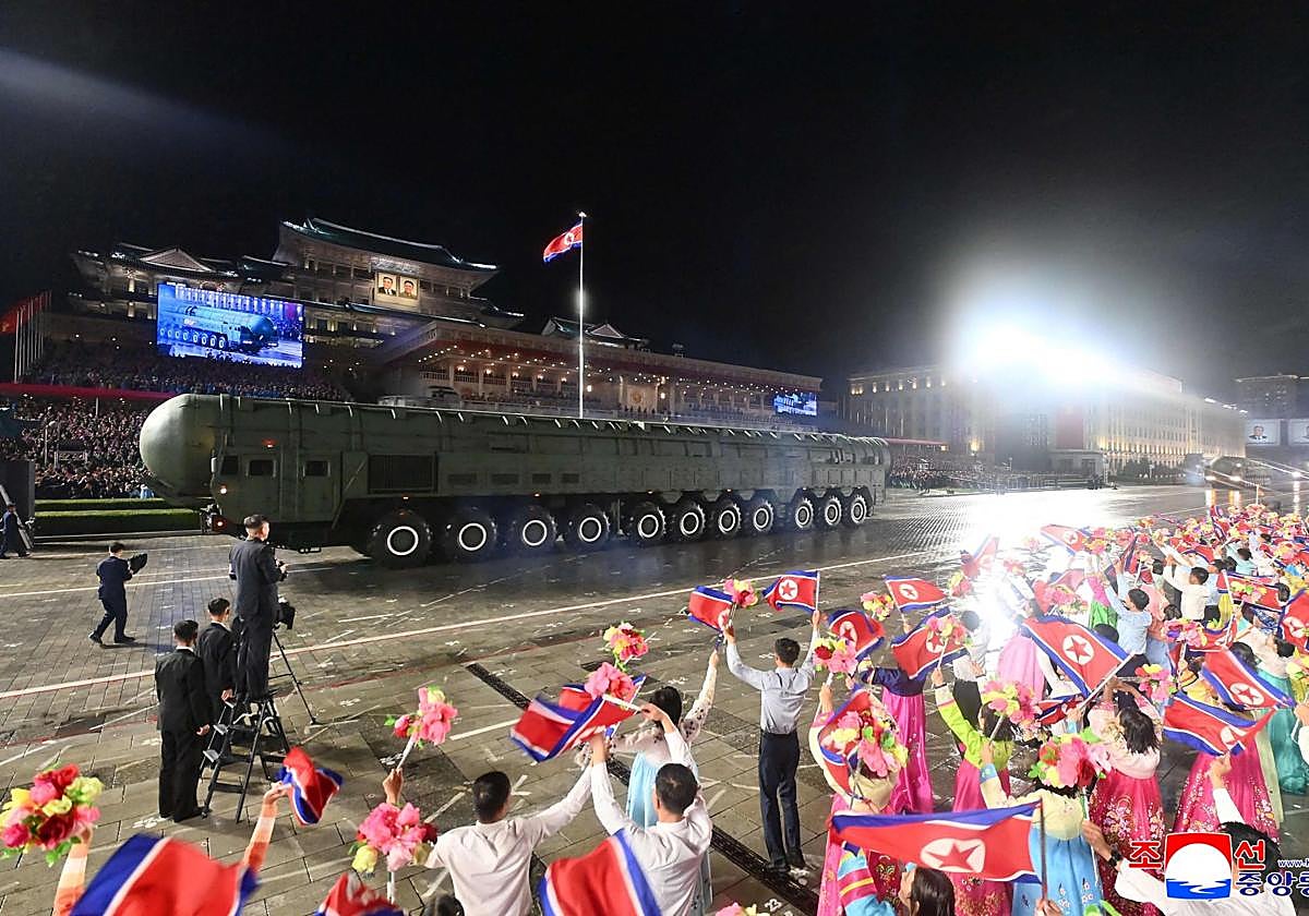 Imagen del nuevo misil balístico intercontinental Hwasong-20.