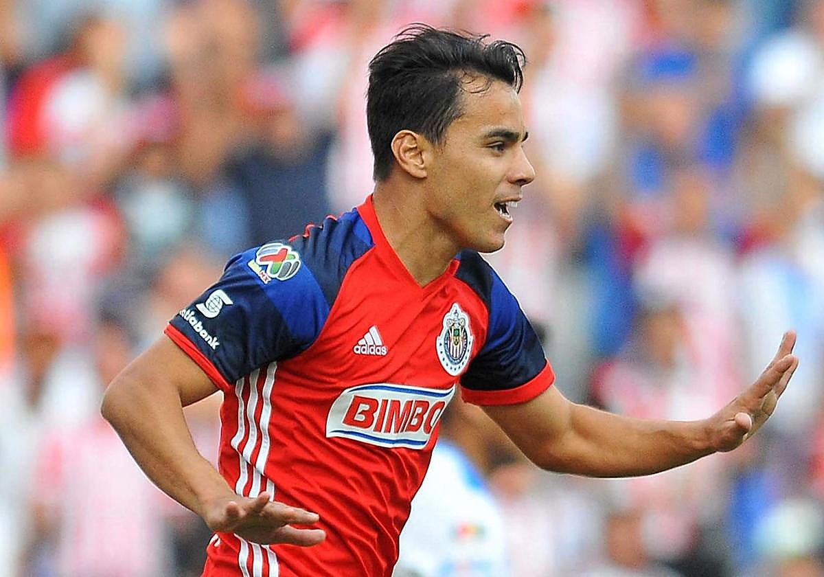 Omar Bravo, durante un partido con las Chivas de Guadalajara.
