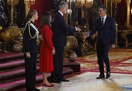 Los Reyes y la princesa de Asturias saludan al presidente del Gobierno en la recepción de 2024.