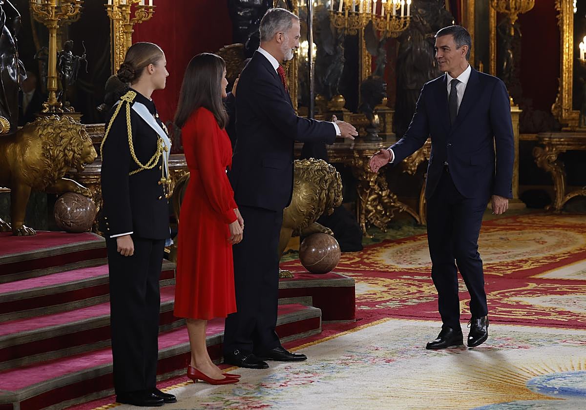 Los Reyes y la princesa de Asturias saludan al presidente del Gobierno en la recepción de 2024.