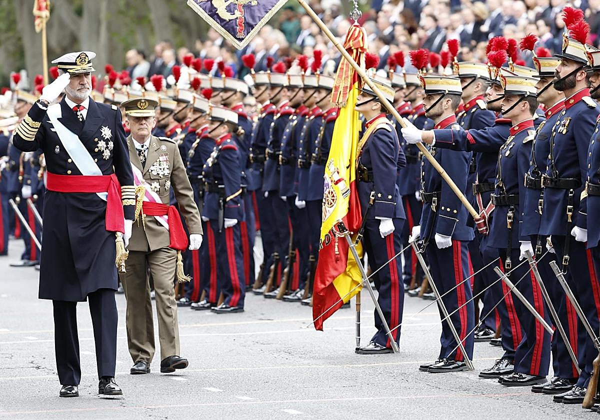 Felipe VI pasa revista.