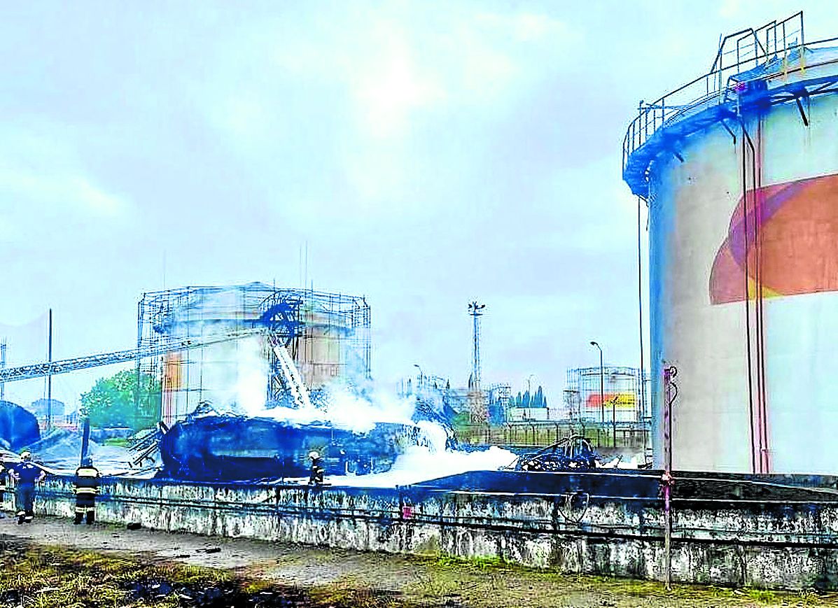 Bomberos rusos apagan el fuego en una refinería de Sochi tras un ataque con drones.