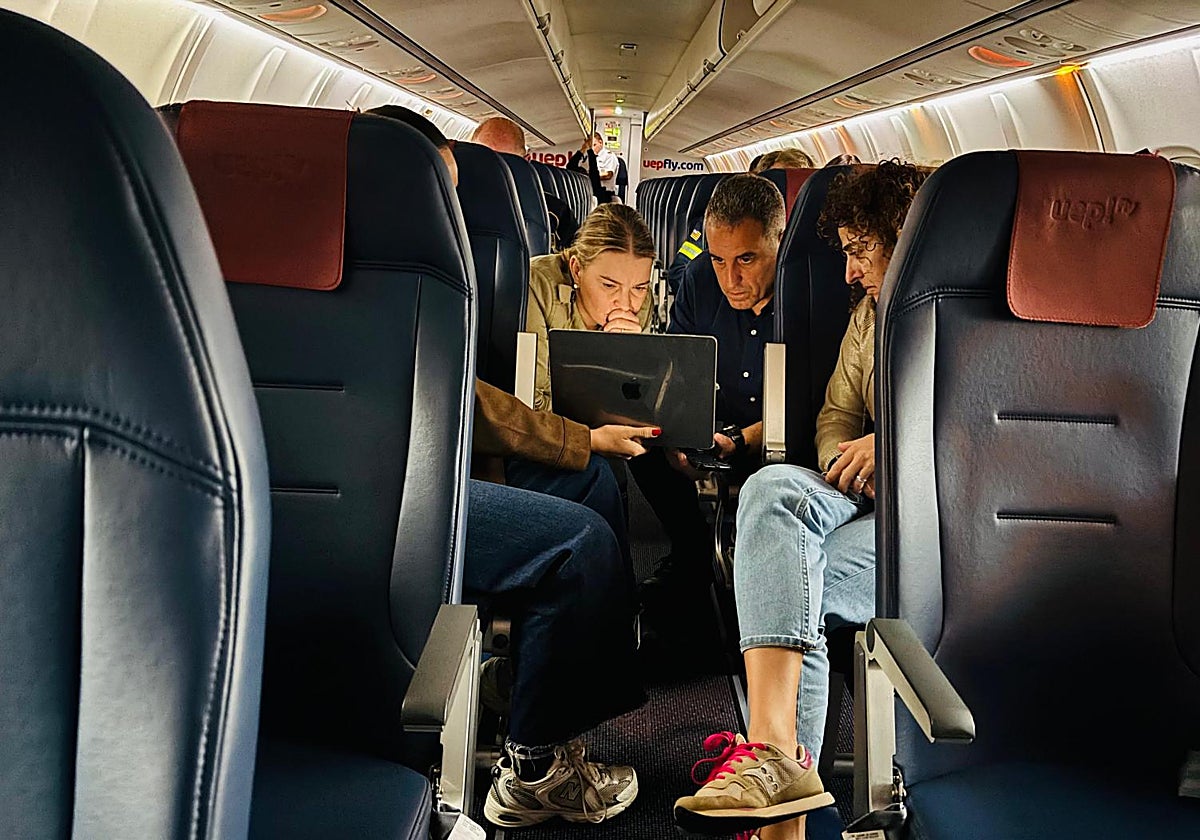 Prohens y los técnicos de Emergencias realizan la reunión de seguimiento de la dana en el interior del avión.