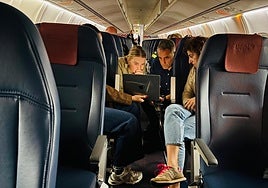 Prohens y los técnicos de Emergencias realizan la reunión de seguimiento de la dana en el interior del avión.