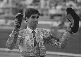 Un joven Morante de la Puebla da la vuelta de honor a una plaza con una oreja de toro