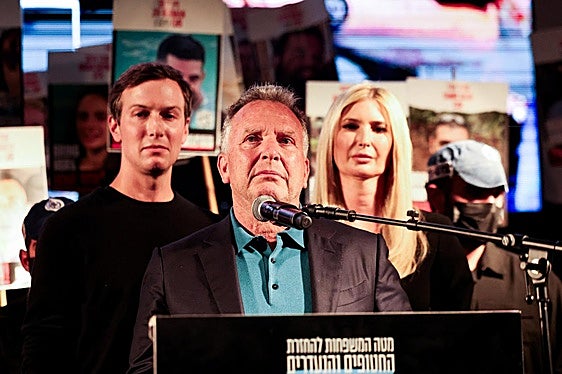 Steve Witkoff y, detrás, Jared Kushner e Ivanka Trump durante su discurso en la plaza de los Rehenes de Tel Aviv.