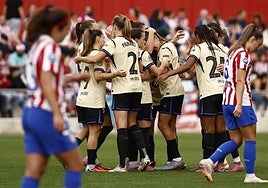Las futbolistas del Barcelona celebran uno de los seis goles al Atlético.