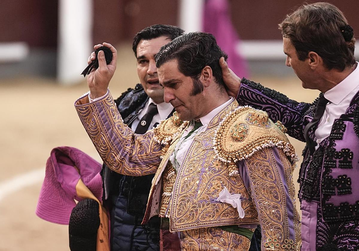 Imagen principal - Varios momentos de la despedida de Morante de la Puebla. 