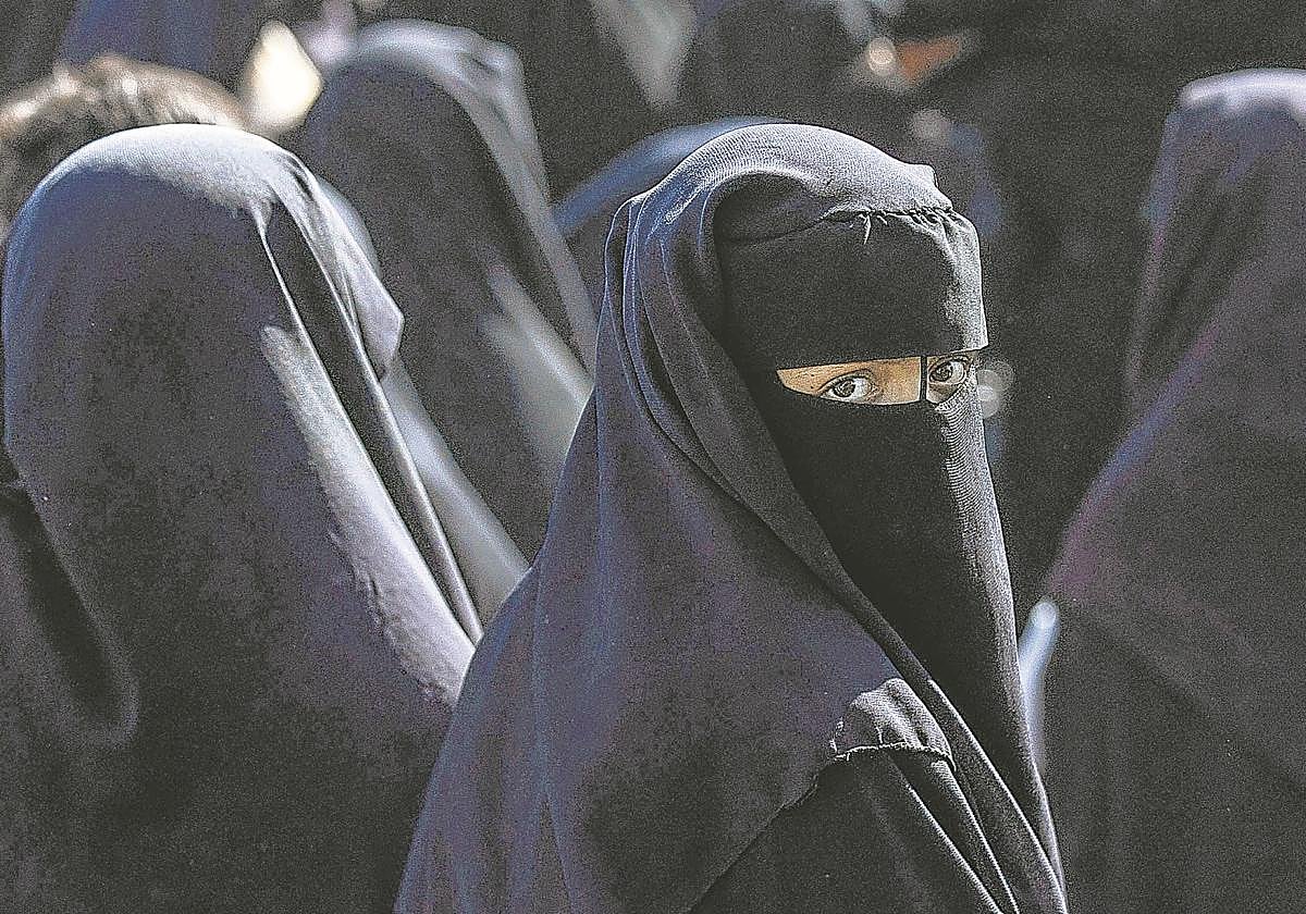 Una mujer en un campo gestionado por los kurdos, que acoge a presuntos familiares de yihadistas del Estado Islámico en Siria.