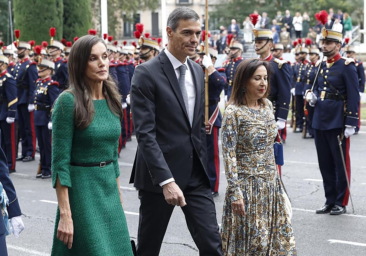 La Reina Letizia, junto a Pedro Sánchez y Margarita Robles, a su llegada al Desfile.