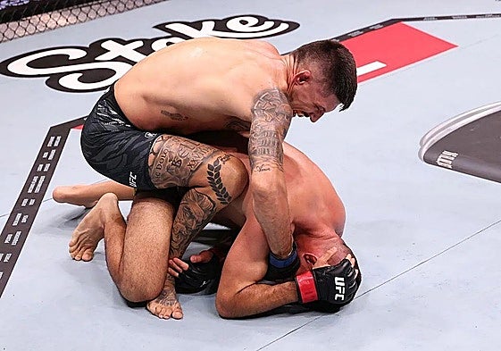 Joel Álvarez castiga en el suelo a su oponente, Vicente Luque.