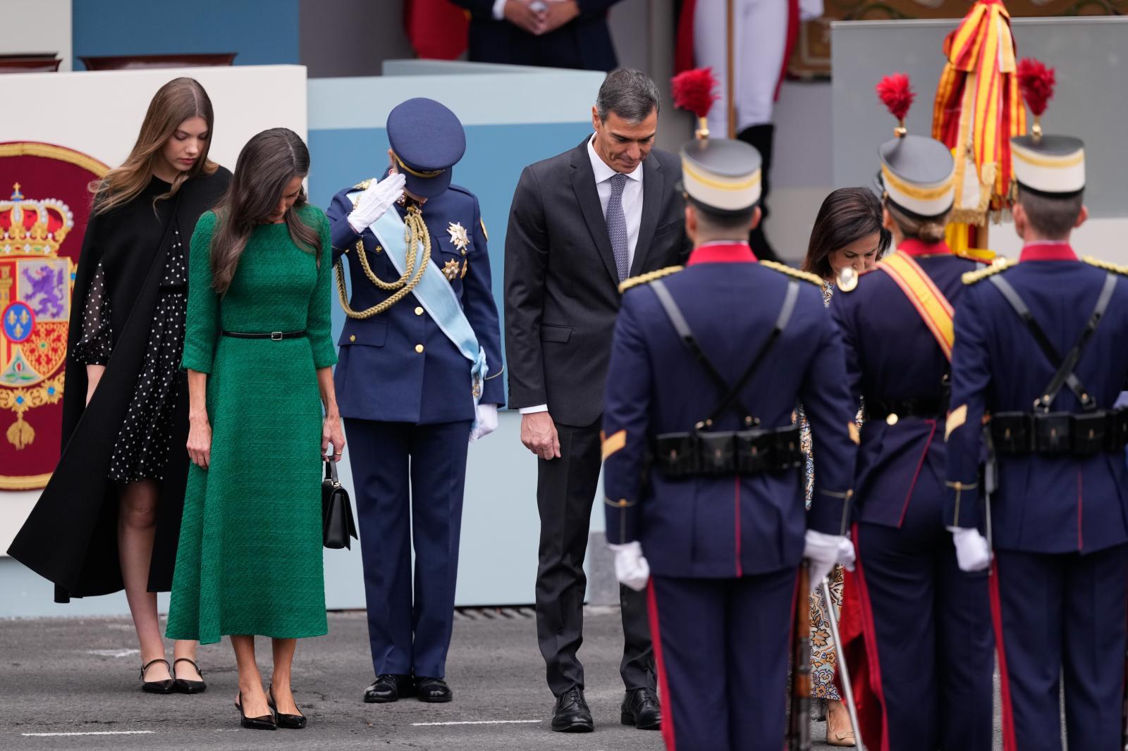 La reina Letizia, la princesa Sofía (i), la infanta Leonor, el presidente del Gobierno, Pedro Sánchez (2d), y la ministra de Defensa, Margarita Robles (d), saludan al paso de la bandera al inicio del desfile