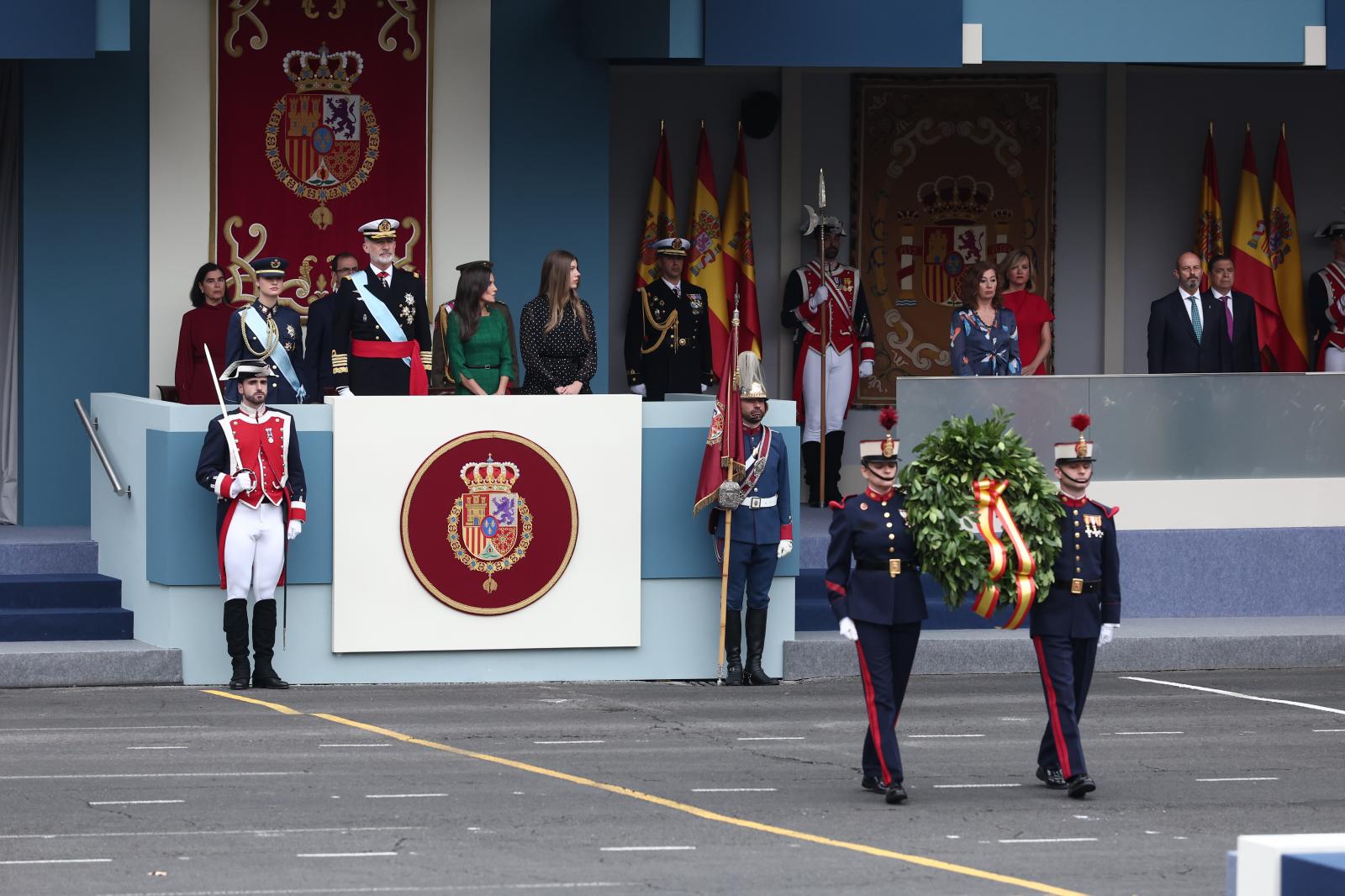Los reyes Felipe y Letizia, la princesa Leonor y la infanta Sofía, durante el acto solemne de homenaje a la bandera nacional y desfile militar